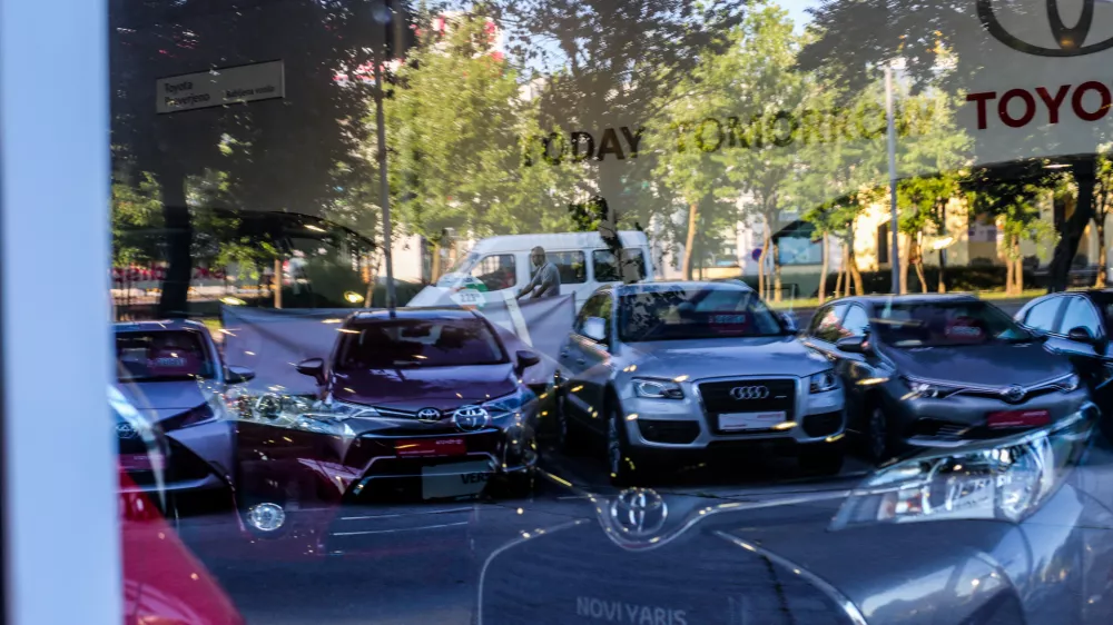 - avtomobilizem - prodaja novih in rabljenih vozil - financiranje -  - 04.07.2016 - Toyota Center Ljubljana. Salon Vič, Trža&scaron;ka Cesta 132,     //FOTO: Bojan Velikonja