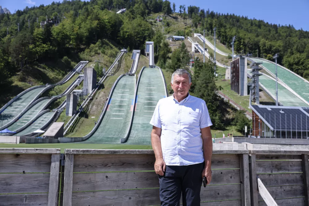 (REPORTAŽA) Po prenovi velikanke &scaron;e poglobitev letalnice