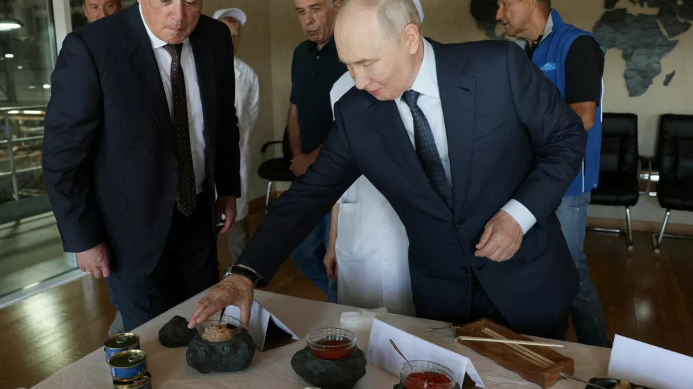 Russian President Vladimir Putin checks products during his visit to the Yasny fish processing complex on the Southern Kuril Island of Iturup, in the far eastern Sakhalin Region, Russia, August 13, 2026. Sputnik/Gavriil Grigorov/Pool via REUTERS ATTENTION EDITORS - THIS IMAGE WAS PROVIDED BY A THIRD PARTY.