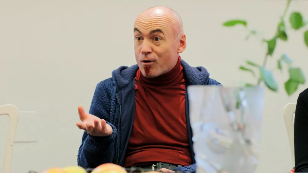 Ljubljana, Lutkovno gledalisce Ljubljana. Novinarska konferenca pred premiero predstave Kamni avtorjev Toma Lycosa in Stefa Nantsoua v reziji Ivice Simic. Prevajalec Darko Čuden. Foto: Daniel Novakovic/STA