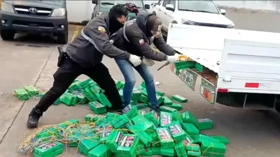 Na tovornjaku so naredili dvojno dno. / Foto: Ekvadorska Policija