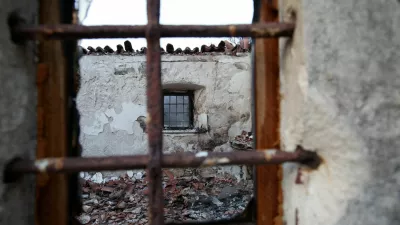 Remains of the collapsed roof of the burned St. Peter and Paul's Church at the village cemetery in Potomje, following a wildfire that swept through the Peljesac peninsula, Croatia, August 14, 2026. REUTERS/Amel Emric REFILE - UPDATING CHURCH NAME   TPX IMAGES OF THE DAY / Foto: Amel Emric