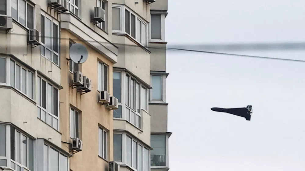 FILE PHOTO: A Russian Geran 2 kamikaze drone flies next to a building, amid Russia's attack on Ukraine, in Kyiv, Ukraine, April 16, 2026. REUTERS/Valentyn Ogirenko/File Photo