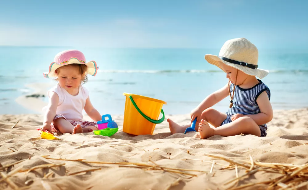 Za otroke priporočajo igro v mokrem pesku. / Foto: Istock