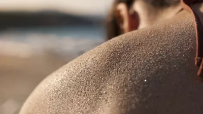 V pesku se lahko skriva tudi kaj drugega. Pozornost ne bo odveč. / Foto: Istock
