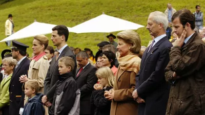 Lichtensteins fuerstliche Familie bei der Feldmesse mit, von links, Prinz Georg, I.K.H. Sophie, Prinz Joseph Wenzel, Erprinz Alois II., Prinzessin Marie Caroline, Fuerstin Marie Aglae, Fuerst Hans-Adam II. und Prinz Maximilian von Liechtenstein, am Montag, 15. August 2005, anlaesslich des Staatsfeiertages des Fuerstentum Liechtenstein in Vaduz. (AP Photo/Keystone, Eddy Risch) -----Members of the family of the duke of Liechtenstein, Prince George, Princess Sophie, Prince Joseph Wenzel, crown prince Alois II, Princess Marie Caroline, Dutchess Marie Aglae, Duke Hans Adam II and Prince Maximilian of Liechtenstein on Monday, Aug. 15, 2005 in Vaduz in Liechtenstein. (AP Photo/Keystone, Eddy Risch)
