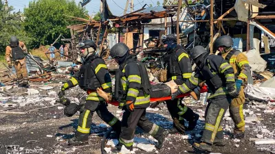 SENSITIVE MATERIAL. THIS IMAGE MAY OFFEND OR DISTURB Rescuers carry a person injured during Russian drone strikes in the town of Pechenihy, amid Russia's attack on Ukraine in Kharkiv region, Ukraine August 18, 2026. Press service of the State Emergency Service of Ukraine in Kharkiv region/Handout via REUTERS ATTENTION EDITORS - THIS IMAGE HAS BEEN SUPPLIED BY A THIRD PARTY. DO NOT OBSCURE LOGO. BEST QUALITY AVAILABLE.
