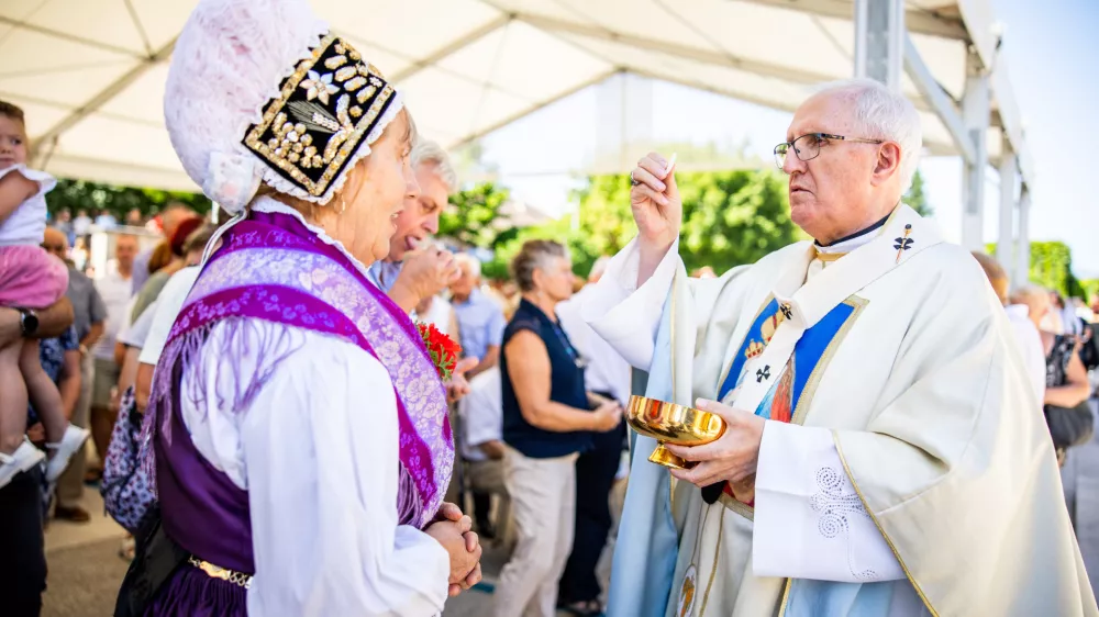 Brezje, bazilika Marije Pomagaj.Osrednja praznicna masa ob prazniku Marijinega vnebovzetja, ki jo je daroval ljubljanski nadskof metropolit Stanislav Zore. Med maso so s posebno molitvijo obnovili izrocitev slovenskega naroda Materi Bozji.
