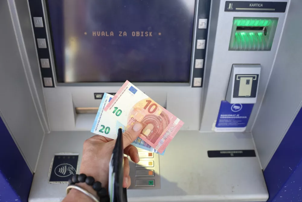 Več bankomatov in brezplačni računi: banke žugajo z ustavno presojo