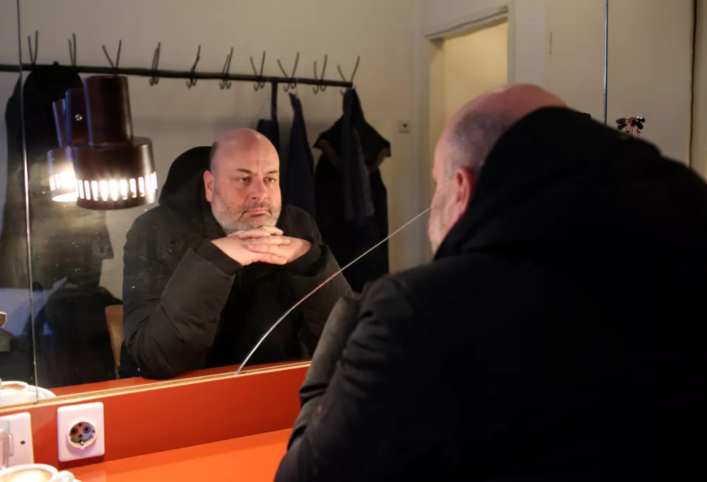 - 18.01.2017 - Jernej &Scaron;ugman, gledali&scaron;ki in filmski igralec - član Slovenskega narodnega gledali&scaron;ča - SNG Drama od leta 1992//FOTO: Tomaž SkaleOPOMBA: DNEVNIKOV OBJEKTIV - INTERVJU 2017 / Foto: Tomaž Skale
