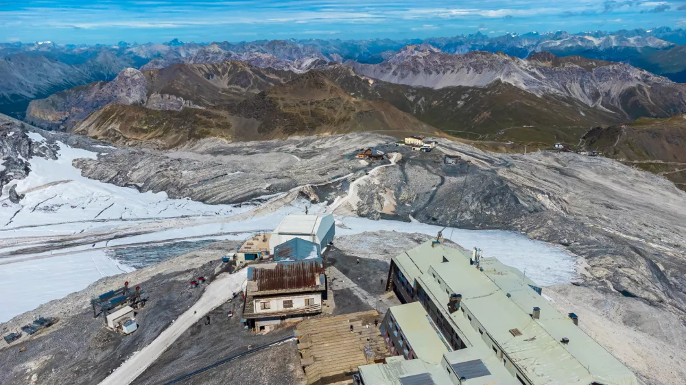 Pogled na Stelvio, kjer so bili običajno pogoji dovolj dobri tudi za poletno smuko. Slika je arhivska. / Foto: Istock
