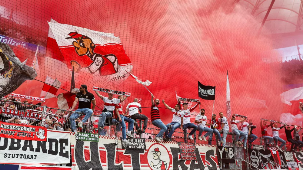 Fu&szlig;ball 1. Bundesliga - Eintracht Frankfurt - VfB Stuttgart am 16.05.2026 im Deutsche Bank Park in Frankfurt Die VfB Stuttgart Fans z&uuml;nden im G&auml;steblock Pyrotechnik *** Soccer, Bundesliga 1: Eintracht Frankfurt vs. VfB Stuttgart on May 16, 2026, at Deutsche Bank Park in Frankfurt. VfB Stuttgart fans set off pyrotechnics in the visitors section. MH,Image: 1112891956, License: Rights-managed, Restrictions:, Model Release: no 