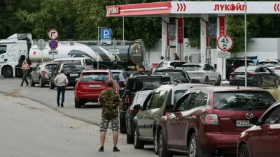 FILE PHOTO: Cars queue to refuel at a Lukoil fuel station amid fuel shortages following recent series of Ukrainian air attacks on oil refineries in Russian regions and further gasoline production cuts, in the course of the Russia-Ukraine conflict, in Moscow, Russia, August 17, 2026. REUTERS/Anastasia Barashkova/File Photo