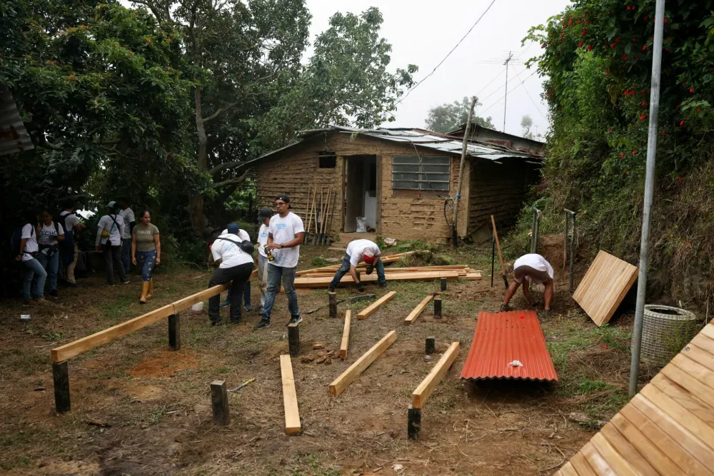 Volunteers from the non-governmental organization Techo construct an emergency housing unit in a rural area outside of Caracas following the June 24 twin earthquakes, in El Junquito, La Guaira, Venezuela, August 22, 2026. REUTERS/Leonardo Fernandez Viloria / Foto: Leonardo Fernandez Viloria