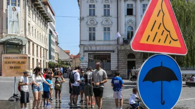 - Turisti i&scaron;čejo osvežitev z vodo na Pre&scaron;ernovem trgu, kjer je in&scaron;talacija Območje z lastnim vremenom. - 03.08.2026. - Vročinski val, Ljubljana.//FOTO: Bojan Velikonja / Foto: Bojan Velikonja