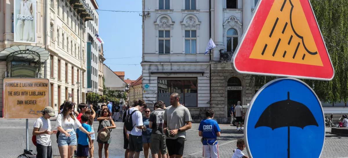 - Turisti i&scaron;čejo osvežitev z vodo na Pre&scaron;ernovem trgu, kjer je in&scaron;talacija Območje z lastnim vremenom. - 03.08.2026. - Vročinski val, Ljubljana.//FOTO: Bojan Velikonja / Foto: Bojan Velikonja