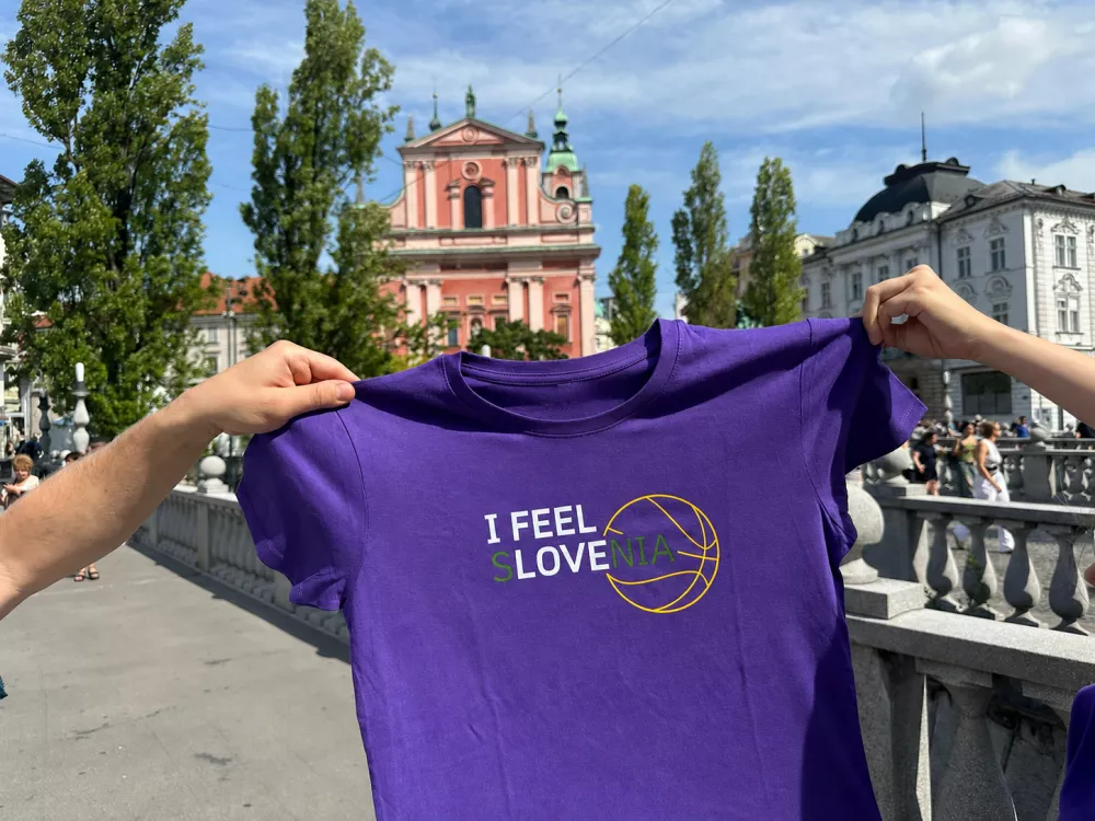 Majice I feel Slovenia v vijolični barvi in z zlatim ko&scaron;arkarskim motivom, ki so jih ob prihodu v Slovenijo prejeli igralci in drugi predstavniki kluba LA Lakers. F STO