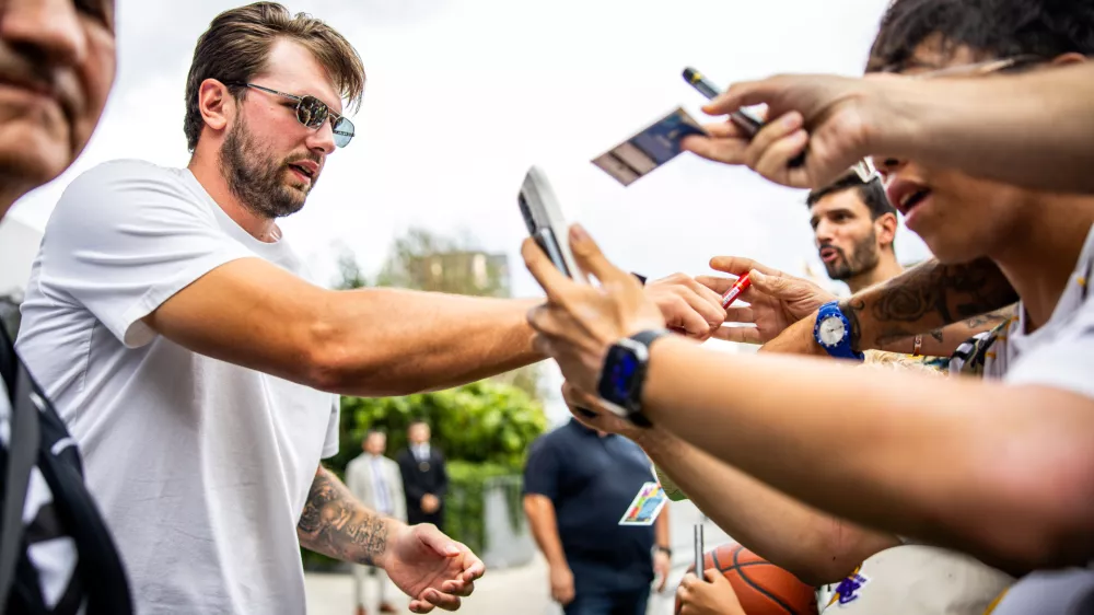 Ljubljana, hotel Intercontinental.Prihod kosarkarjev Los Angeles Lakers pred ljubljanski hotel Intercontinental.Slovenski kosarkar Luka Doncic.