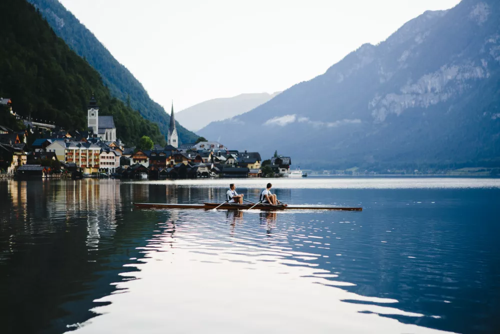 Foto Ober&ouml;sterreich Tourismus GmbH/Stefan Mayerhofer: Im Zweier-Ruderboot auf dem Hallst&auml;ttersee vor Hallstatt / Foto: Stefan Mayerhofer