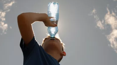 Active boy drinking water outdoors. / Foto: Kieferpix Getty Images