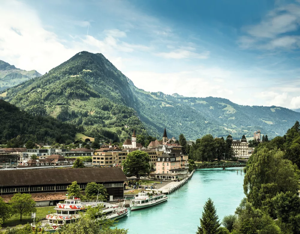 Schiffshafen und Bahnhof Interlaken Ost. / Foto: Ivo Scholz