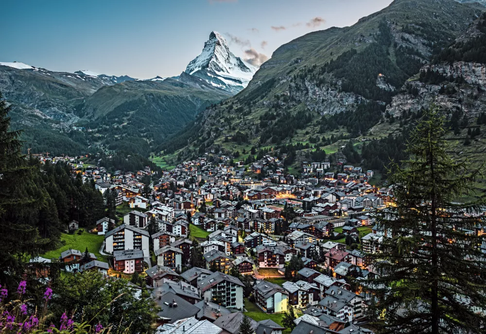 Am Fusse des Matterhorns liegt Zermatt, dessen touristische Entwicklung eng mit dem ber&uuml;hmten Berg verkn&uuml;pft ist. Der autofreie Ferienort hat seinen urspr&uuml;nglichen Charakter erhalten und bietet fast unbegrenzte Ausflugsm&ouml;glichkeiten. / Foto: Lorenzo Riva