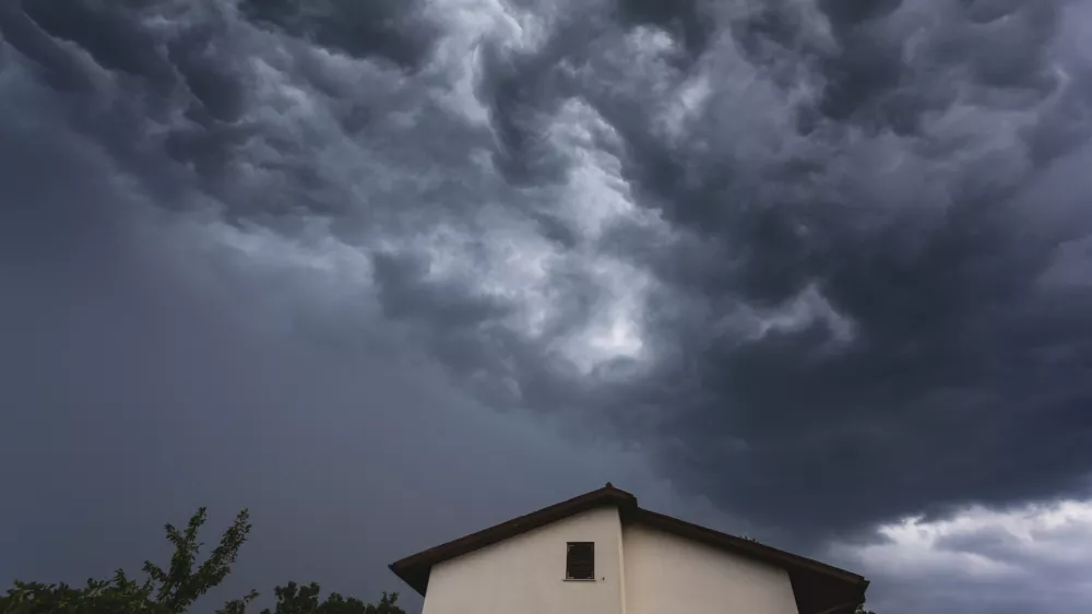 Po koncu vročine naj bi preobrat znova prinesel nevihte, morda celo s točo. Slika je simbolična.