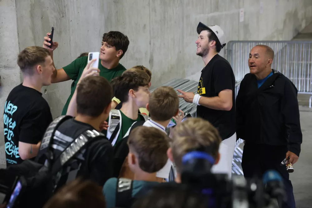 (VIDEO in FOTO) Dončić z dru&scaron;čino z Ljubljanice pomahal oboževalcem