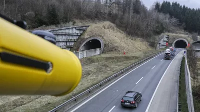 - sektorska kamera pred predorom Trojane - Dars v sodelovanju s policijo uvaja pilotni projekt sektorskega merjenja povprečnih hitrosti vožnje na petkilometrskem odseku trojanskih predorov. - 16.03.2016 - Družba za avtoceste v Republiki Sloveniji (DARS) - Trojane - štajerska avtocesta - sektorsko merjenje hitrosti prehitrih voznikov na avtocesti prek Trojan - //FOTO: Jaka Gasar
