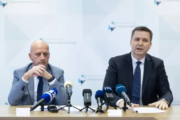 Ljubljana, DVK.Novinarska konferenca Drzavne volilne komisije (DVK).Predsednik DVK Peter Golob in direktor sluzbe DVK Igor Zorcic.