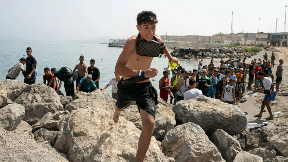 Heavy Migrant Movement at Ceuta Border CEUTA, SPAIN JULY 31, 2026: Migrants gather near the border crossing between Morocco and the Spanish enclave of Ceuta on July 31, 2026. Tens of thousands of migrants crossed into Ceuta from Morocco, while some continued to arrive and others voluntarily returned due to the precarious situation. Ceuta Spain Copyright: x xMarioxMoronx/xJNAxPressx,Image: 1120073086, License: Rights-managed, Restrictions: imago is entitled to issue a simple usage license at the time of provision. Personality and trademark rights as well as copyright laws regarding art-works shown must be observed. Commercial use at your own risk., Model Release: no 