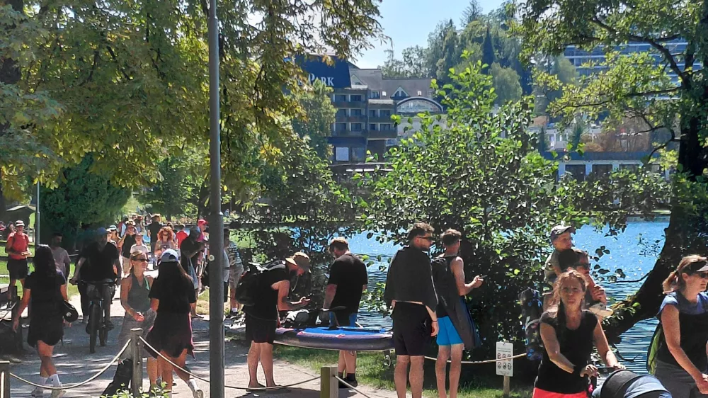 Bled poka po &scaron;ivih, domačini pa: &raquo;S konjsko vprego bi bili hitreje iz Lesc kot z avtom&laquo;