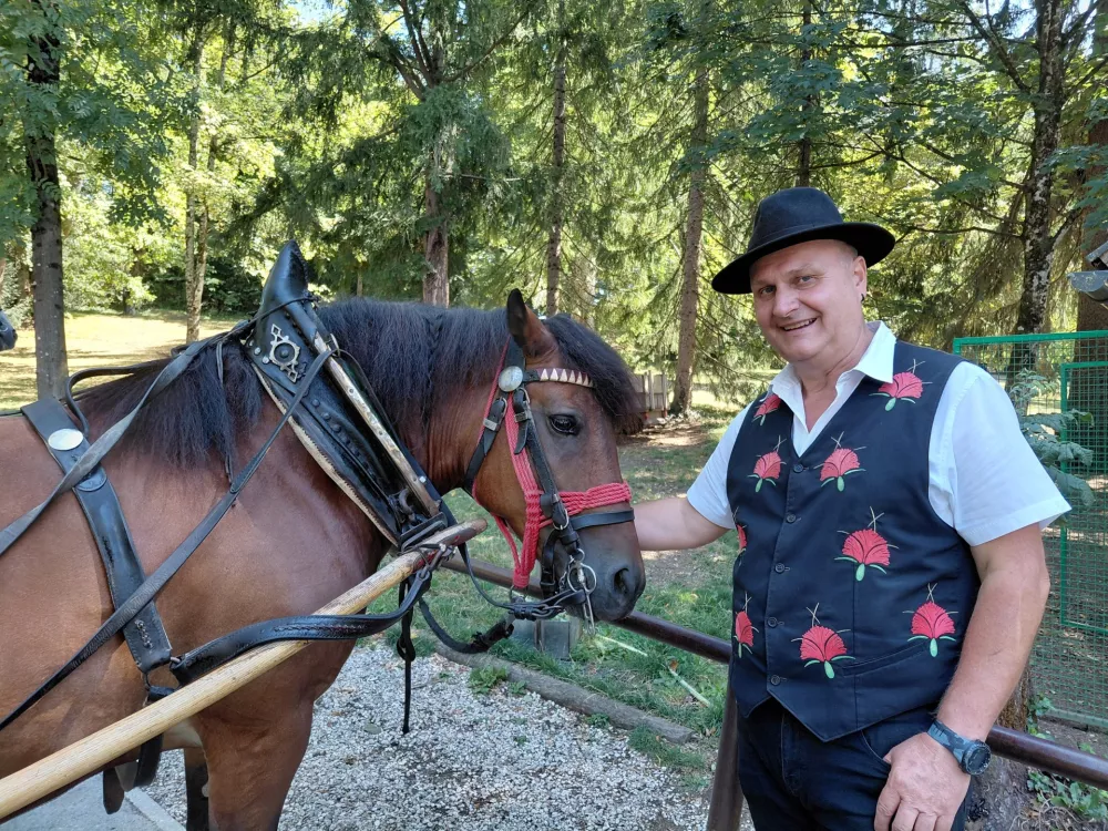 Bled poka po &scaron;ivih, domačini pa: &raquo;S konjsko vprego bi bili hitreje iz Lesc kot z avtom&laquo;
