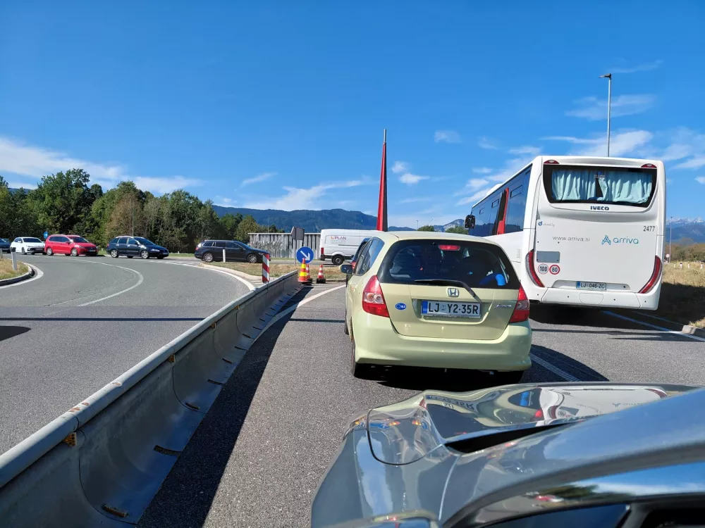 Bled poka po &scaron;ivih, domačini pa: &raquo;S konjsko vprego bi bili hitreje iz Lesc kot z avtom&laquo;