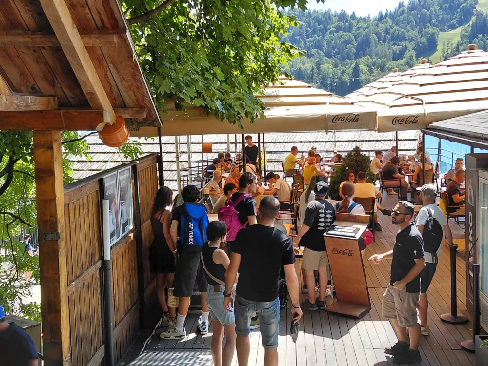 Bled poka po &scaron;ivih, domačini pa: &raquo;S konjsko vprego bi bili hitreje iz Lesc kot z avtom&laquo;