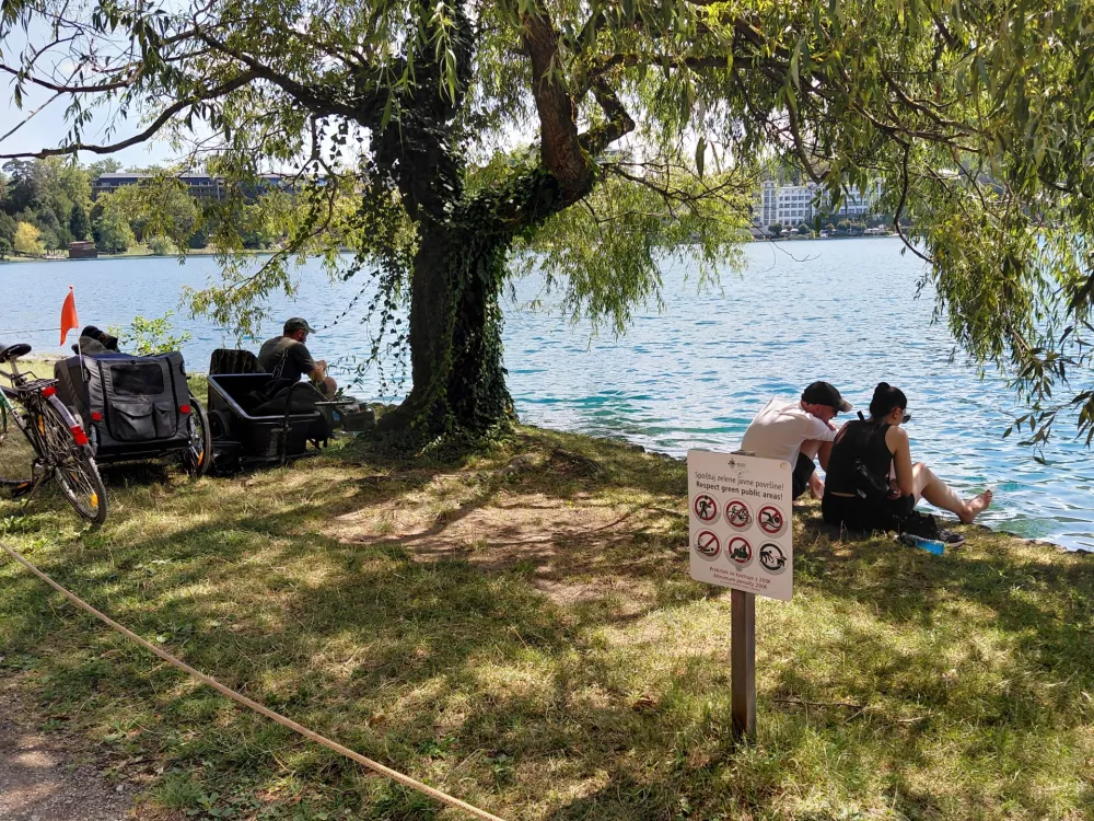 Bled poka po &scaron;ivih, domačini pa: &raquo;S konjsko vprego bi bili hitreje iz Lesc kot z avtom&laquo;