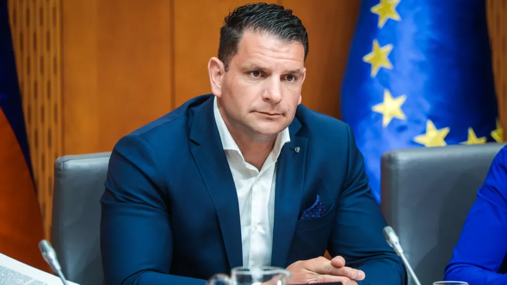 Ljubljana, DZ.Seja kolegija predsednika DZ, na kateri so se dogovorili o sklicu izredne seje DZ ter obravnavali predlog o dopolnitvah zakona o praznikih in dela prostih dnevih po skrajsanem postopku.Predsednik DZ Zoran Stevanovic.