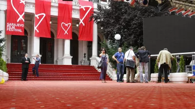 Staff prepare red carpet for the opening of the Sarajevo Film Festival in Sarajevo August 12, 2009. The 15th Sarajevo Film Festival (SFF) opens on Wednesday with Romanian film "Tales from the Golden Age". REUTERS/Danilo Krstanovic  (BOSNIA AND HERZEGOVINA ENTERTAINMENT) - GM1E58C1IQQ01