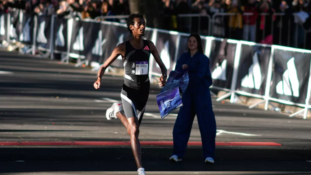 Ethiopian long-distance runner Yomif Kejelcha crosses the finish line to win the Buenos Aires 21K race in Buenos Aires, Argentina, Sunday, Aug. 23, 2026. (AP Photo/Natacha Pisarenko)