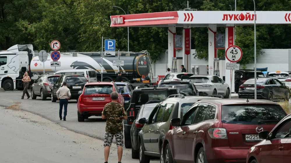 FILE PHOTO: Cars queue to refuel at a Lukoil fuel station amid fuel shortages following recent series of Ukrainian air attacks on oil refineries in Russian regions and further gasoline production cuts, in the course of the Russia-Ukraine conflict, in Moscow, Russia, August 17, 2026. REUTERS/Anastasia Barashkova/File Photo