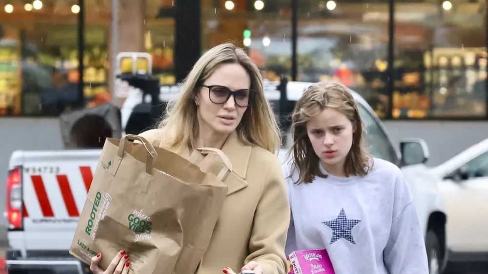 Angelina Jolie in Vivienne že pred časom, ko so ju fotoreporterji ujeli med odhodom iz trgovine. / Foto: Profimedia