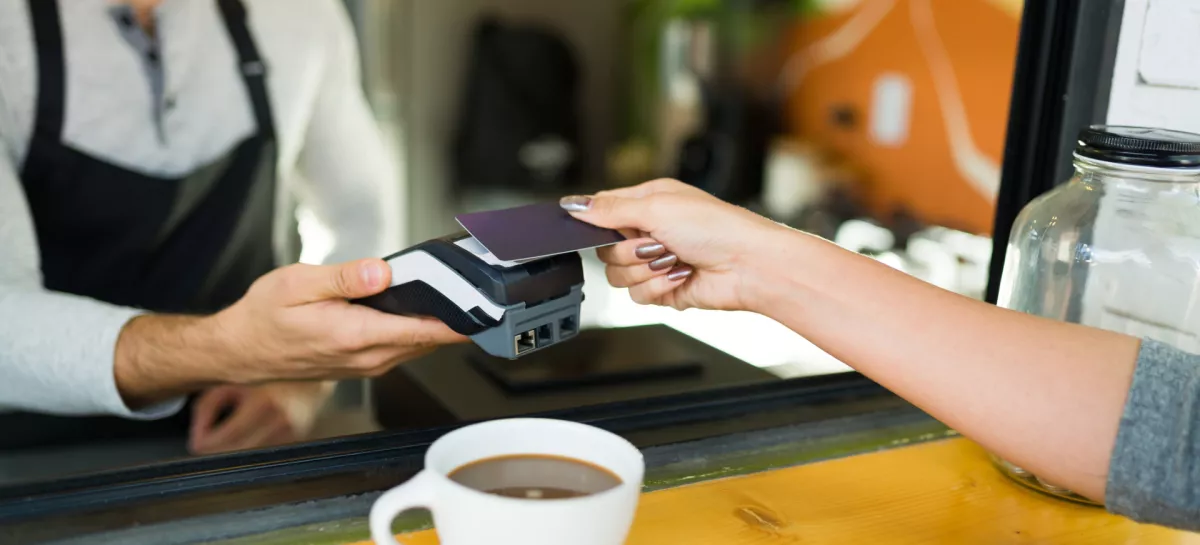 Kava je že tri evre, potem pa morate na POS-terminalu izbrati &scaron;e, koliko bi plačali zraven. / Foto: Istock