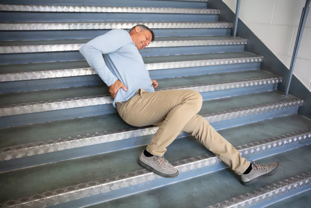 Mature Man Lying On Staircase After Slip And Fall Accident / Foto: Andreypopov Getty Images/istockphoto