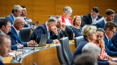 Ljubljana, DZ.Izredna seja DZ, na kateri so med drugim obravnavali novelo zakona o javnih usluzbencih ter predloge odlokov o razpisu referendumov. 