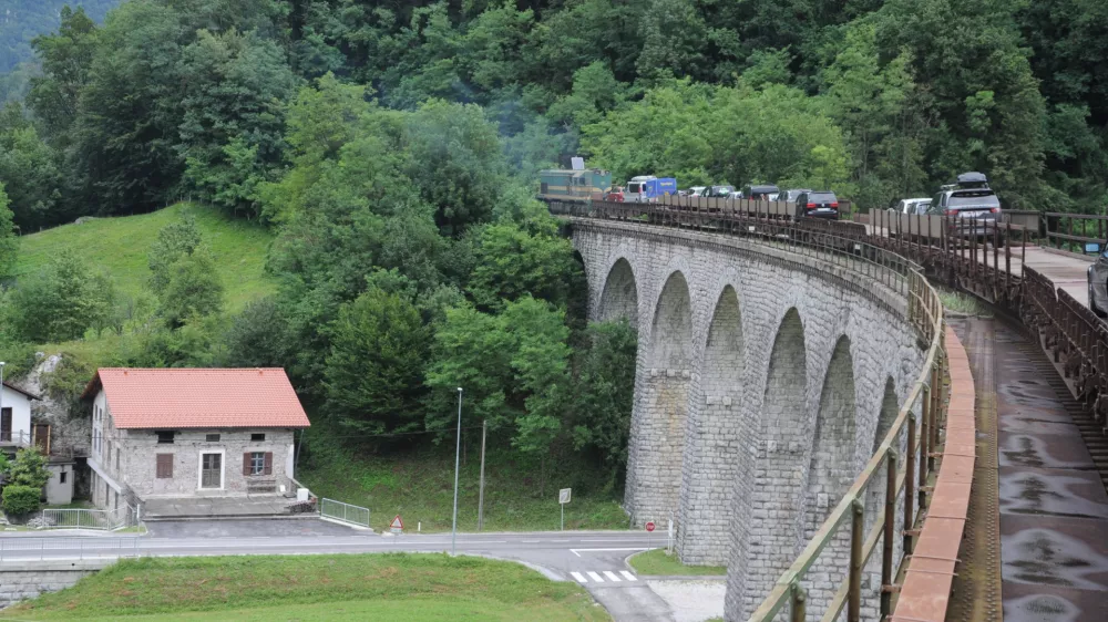 Most in viadukt čez reko Idrijco v Bači pri Modreju je dolg 258 metrov. Vsa infrastruktura, mostovi, viadukti in predori na Bohinjski progi so tak&scaron;ni, kot so bili pred 111 leti, ko je bila Bohinjska proga zgrajena.