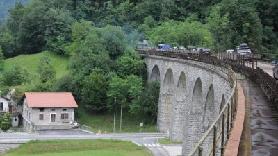 Most in viadukt čez reko Idrijco v Bači pri Modreju je dolg 258 metrov. Vsa infrastruktura, mostovi, viadukti in predori na Bohinjski progi so tak&scaron;ni, kot so bili pred 111 leti, ko je bila Bohinjska proga zgrajena.