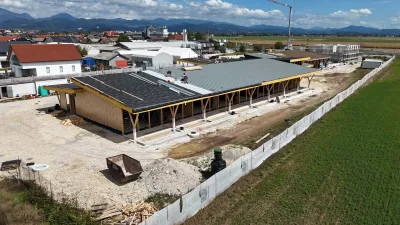 V Mengšu raste objekt, ki mu na občini nekoliko v šali pravijo kar »terminal«. Gre za nov vrtec, ki ga je občina po poplavah umestila na novo, poplavno varnejšo lokacijo. Foto: Občina Mengeš