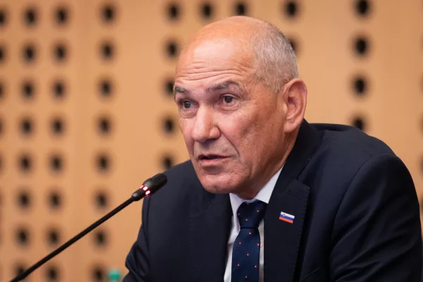 Brdo pri Kranju, Kongresni center Brdo.Zacetek dvodnevnega posveta slovenske diplomacije, ki ga gosti zunanji minister Tone Kajzer.Predsednik vlade Janez Jansa.