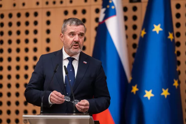 Brdo pri Kranju, Kongresni center Brdo.Zacetek dvodnevnega posveta slovenske diplomacije, ki ga gosti zunanji minister Tone Kajzer.