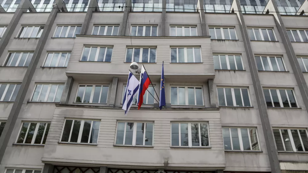 - izraelska, slovenska in evropska zastava na poslopju slovenske vlade - 15.05.2021 &ndash; Vlada Republike Slovenije - izobe&scaron;ena zastava Izraela na pročelju poslopja vlade v znak solidarnosti z Izraelom - Gregorčičeva ulica //FOTO: LUKA CJUHA.
